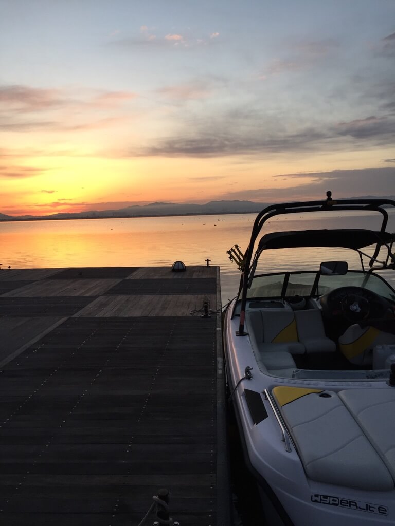 ウェイクサーフィン　スクール　早朝の風景
