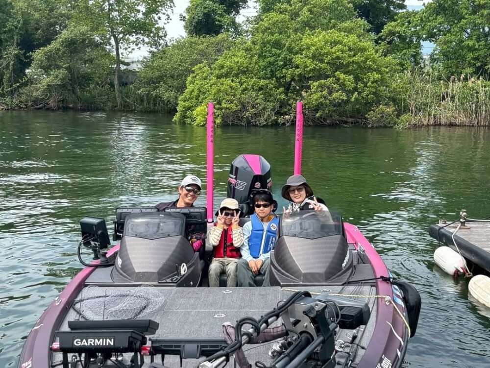 子ども釣り教室　バスボート乗船中の写真