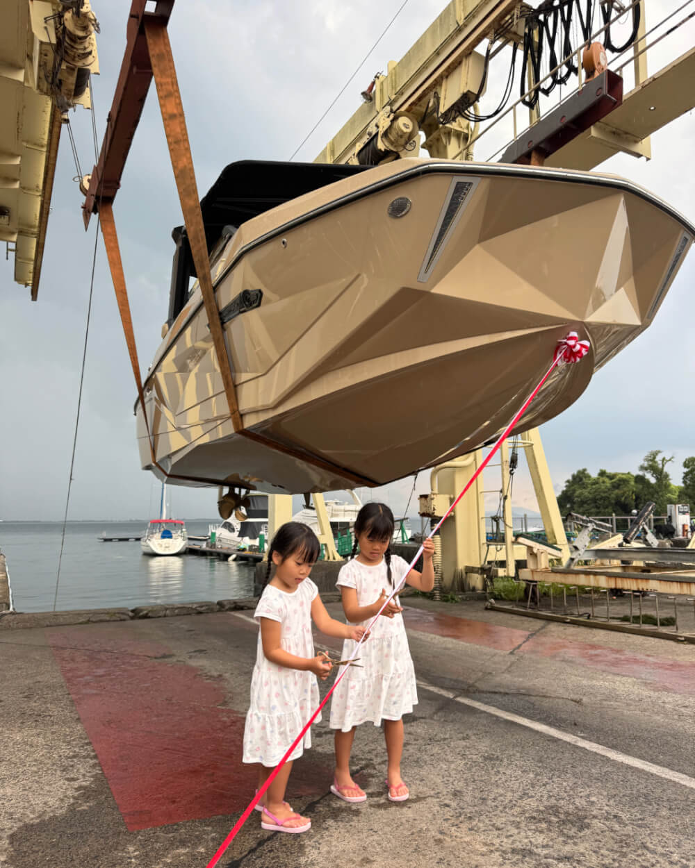 NAUTIQUE BOATS G23　進水式でリボンを切る女の子二人