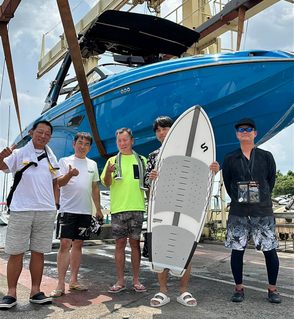 CENTURION BOAT Ri237 2020modelの前に並ぶ5人の男性