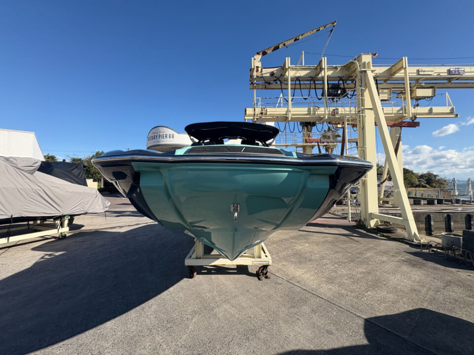 センチュリオンボート Fi25 前から