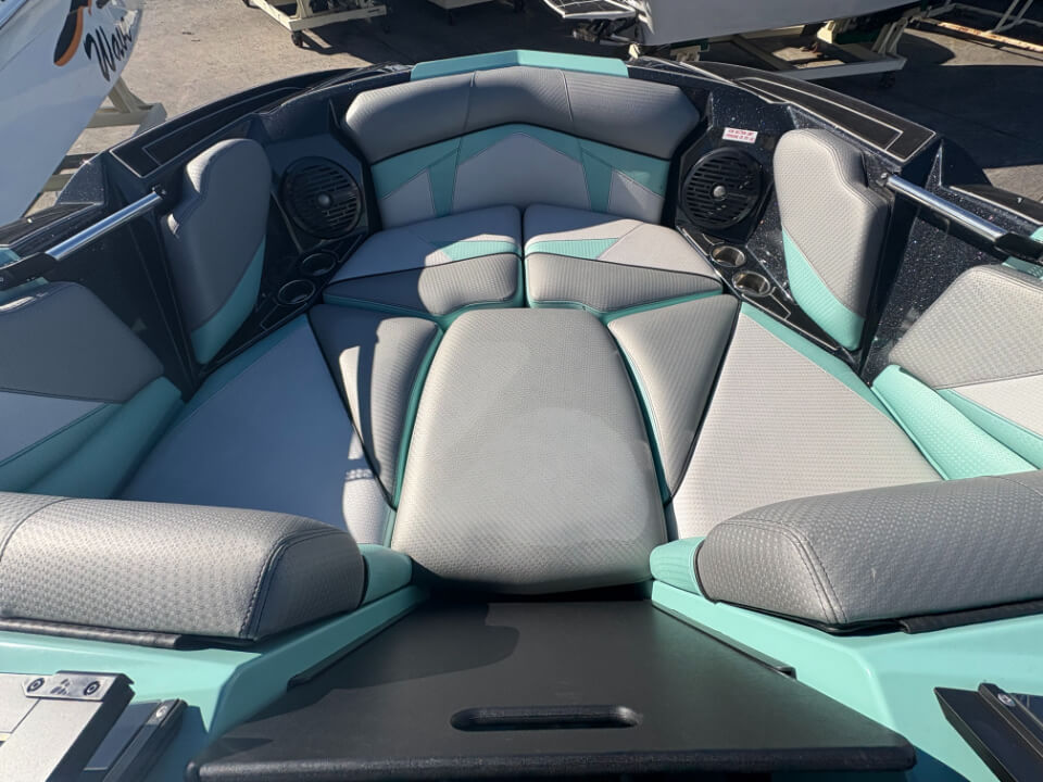 センチュリオンボート Fi25 バウ写真