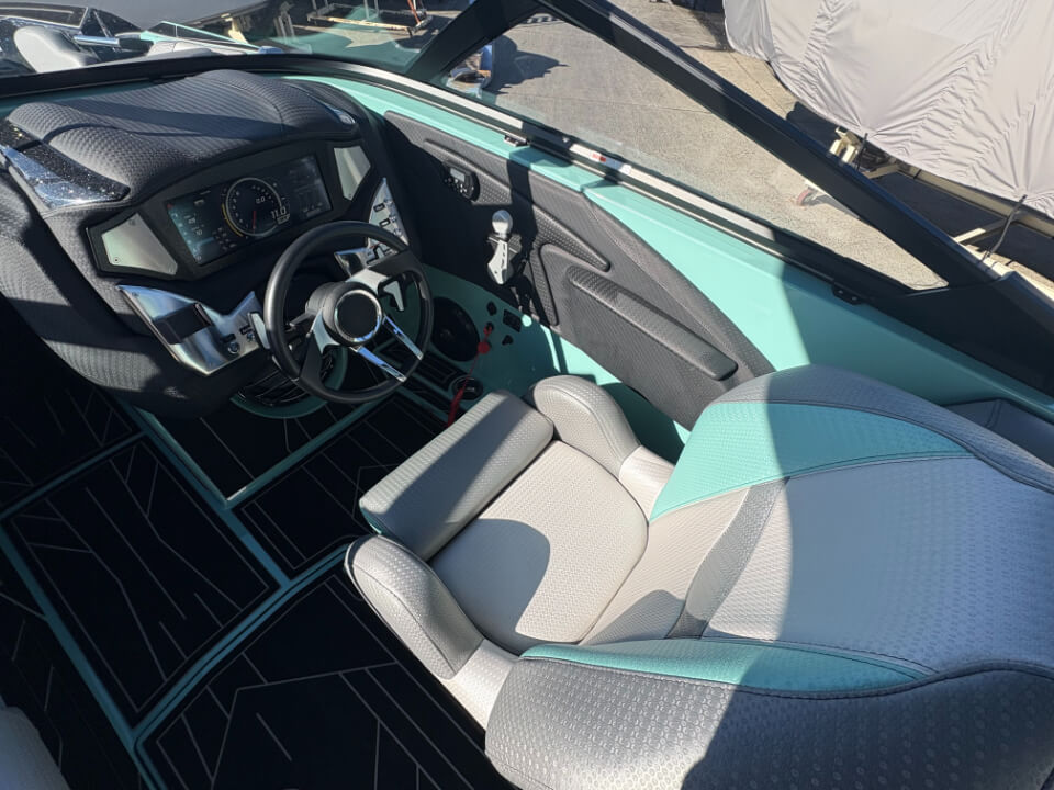 センチュリオンボート Fi25 コックピット