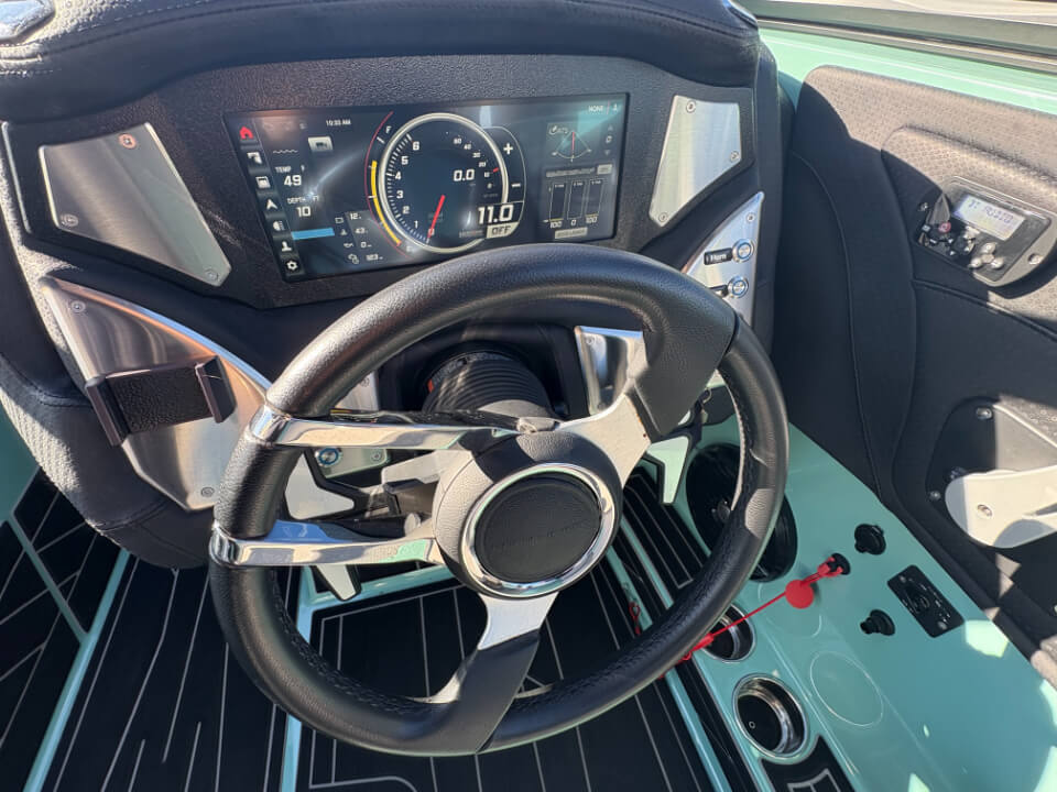 センチュリオンボート Fi25 運転席