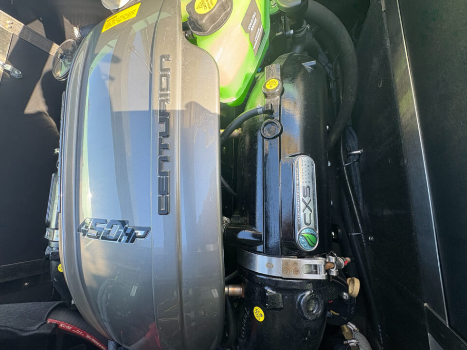 センチュリオンボート Fi25 エンジン写真