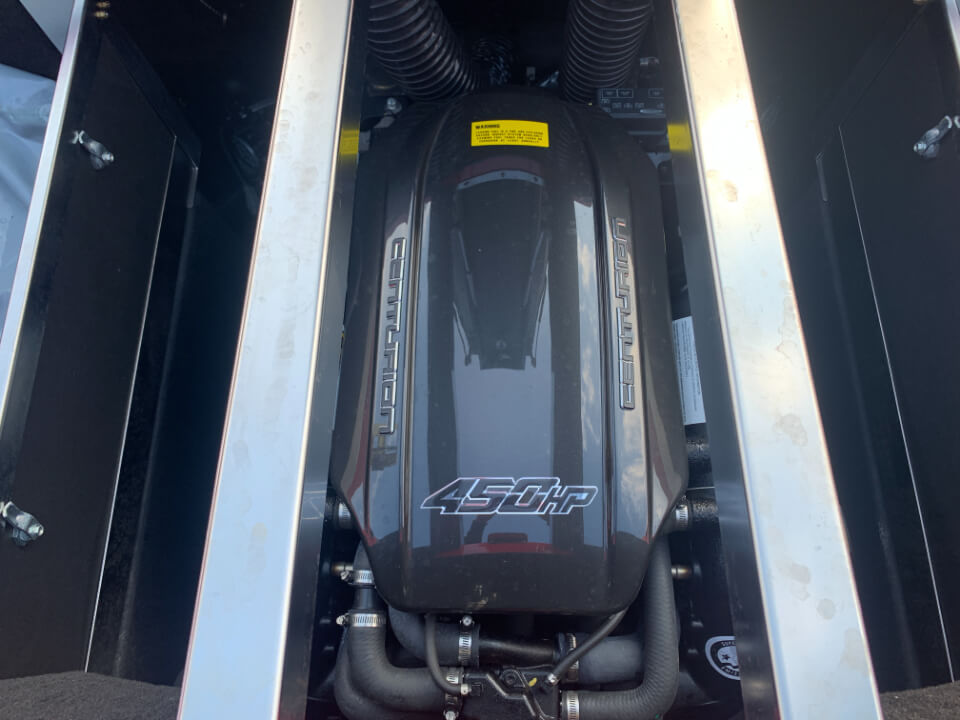 センチュリオンボートRi237 2019モデル　エンジン写真