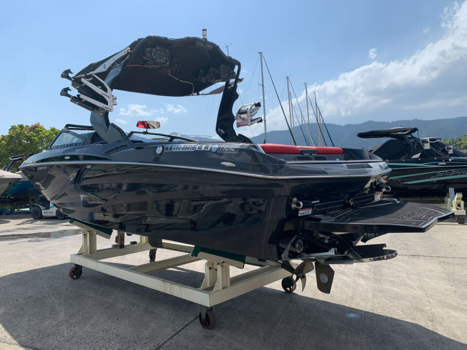 センチュリオンボートFi23 2019モデル　バックスタイル