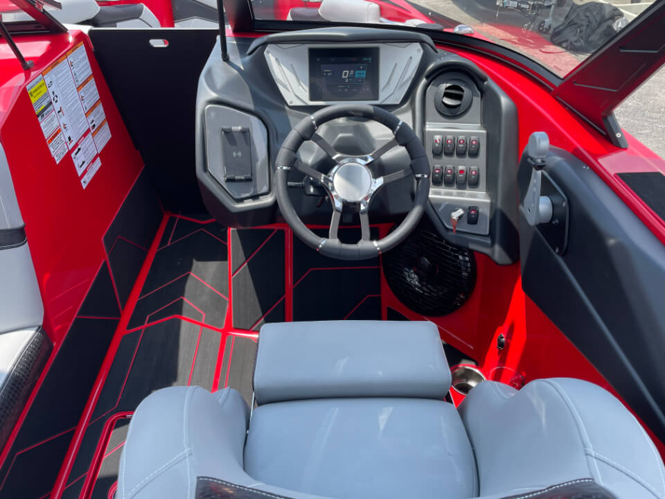 シュプリームボート S240 2023モデル　運転席