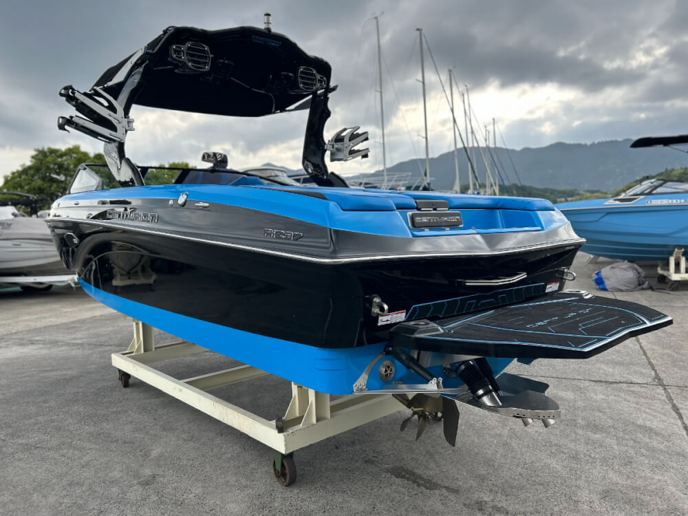 センチュリオンボート Ri237 2021年モデル バックスタイル