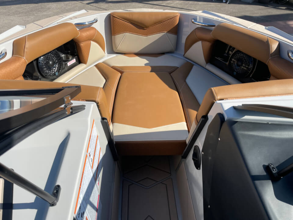 シュプリームボート S220 2024年モデル　バウ写真