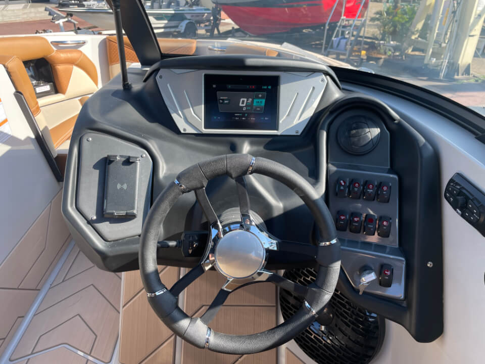 シュプリームボート S220 2024年モデル　運転席