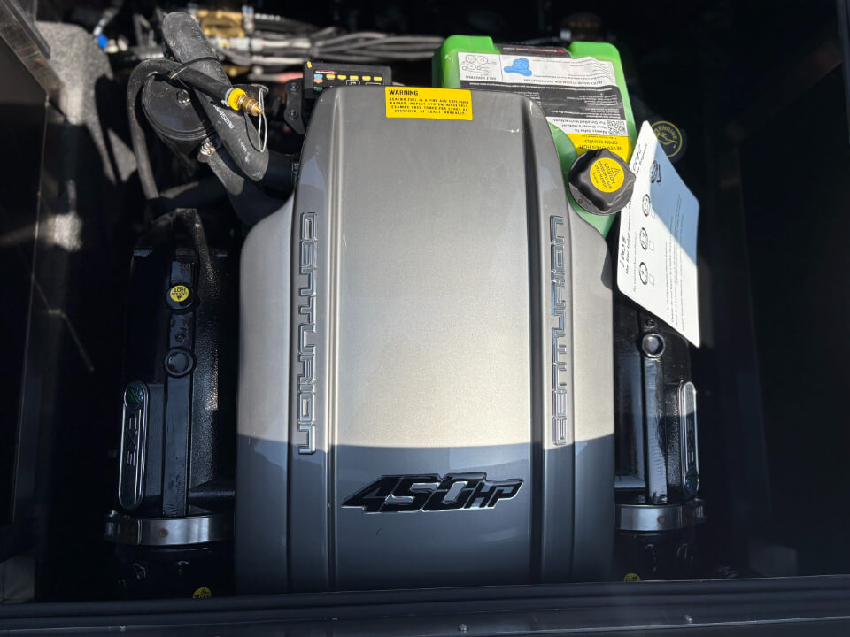 センチュリオンボート Nv233 2025年モデル エンジン写真