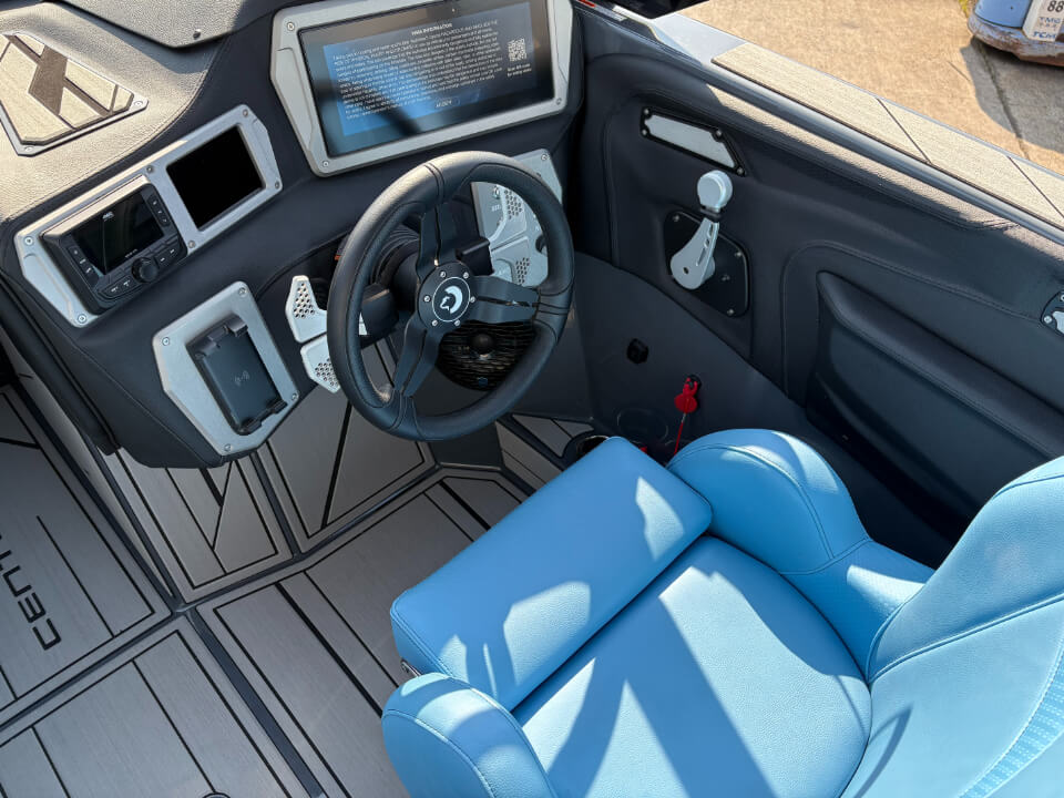 センチュリオンボート NV233 コックピット