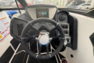 シュプリームボート S240 2025年モデル 運転席写真