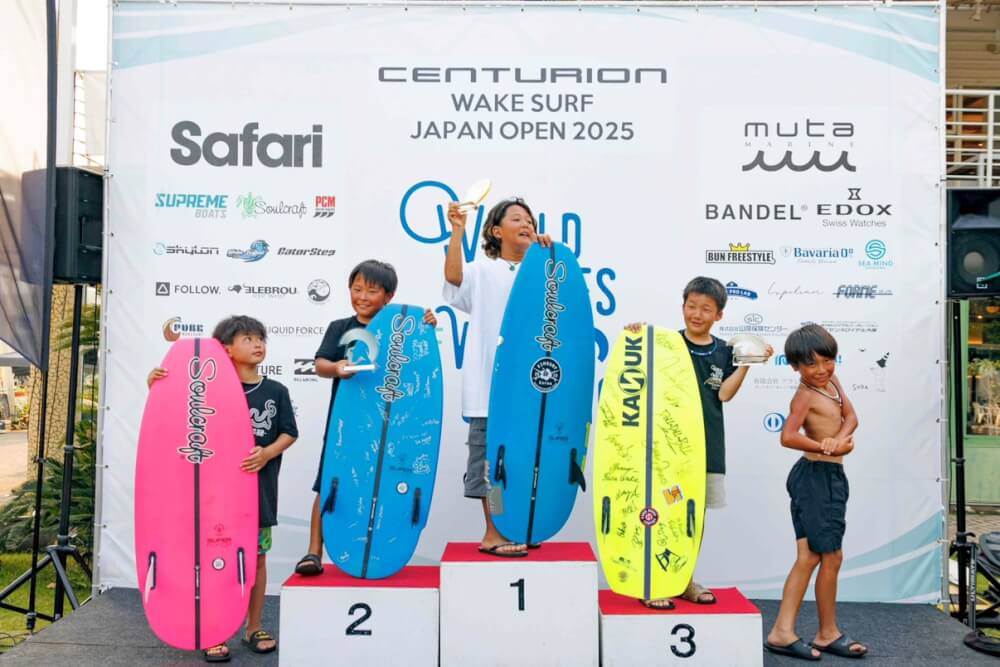 ウェイクサーフボードを持って表彰台に上がる子供5人