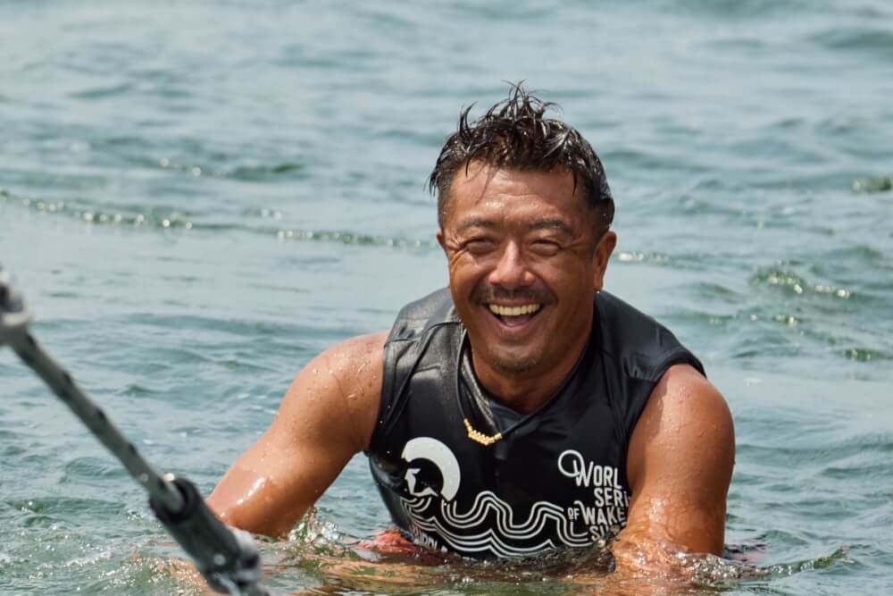 水の中で笑顔を見せる男性