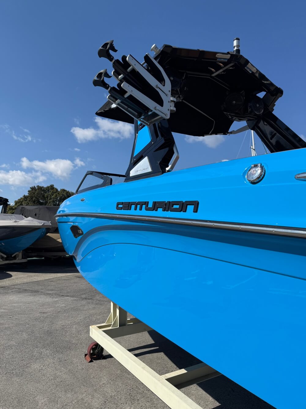 CENTURION BOAT Ri237 2020model　船体（横）