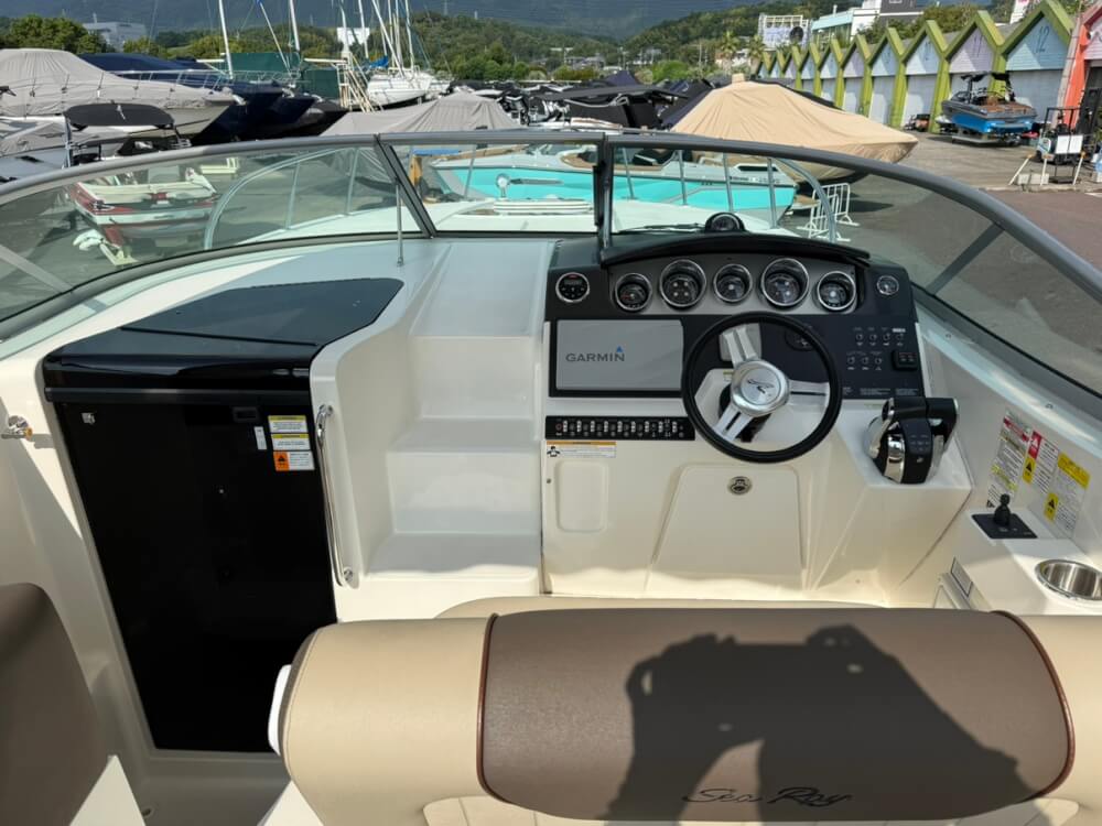 Sea Ray 310 Sundancer　運転席部分