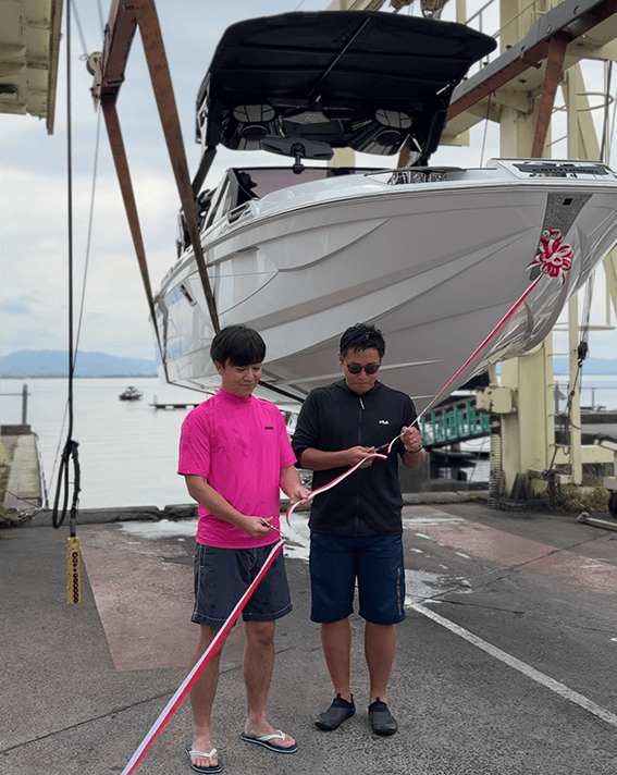 CENTURION BOATS Ri265の前でテープカットする男性二人