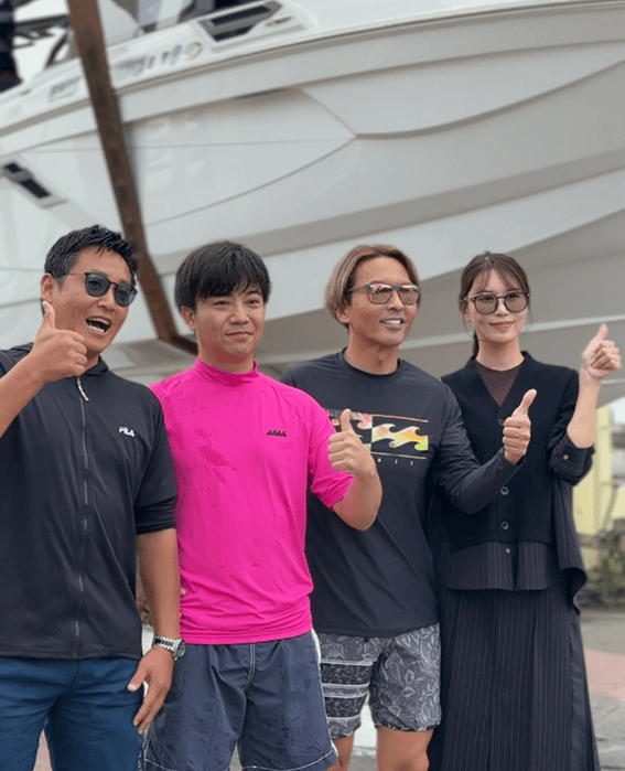 CENTURION BOATS Ri265の前で笑顔を見せる四人