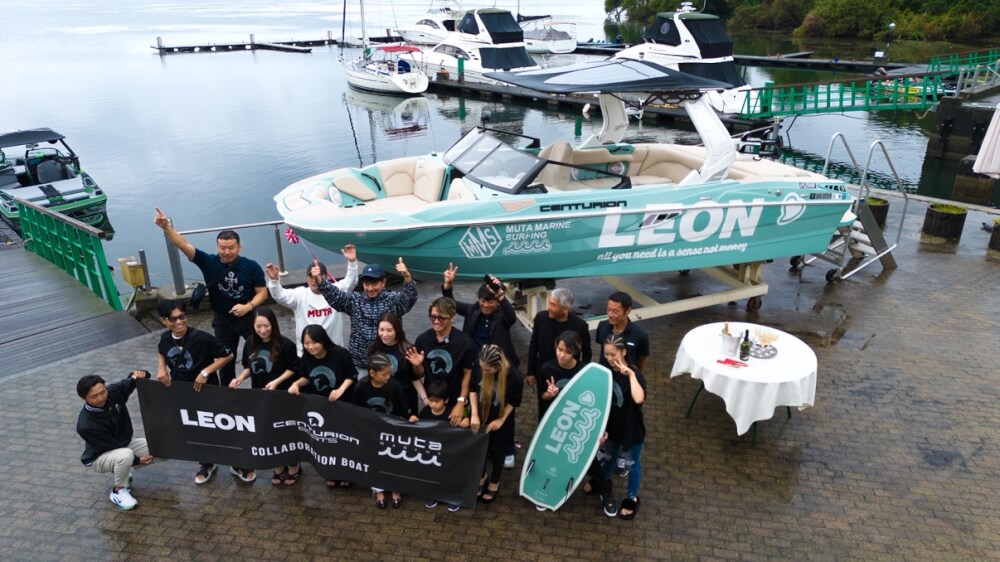 LEON × muta MARINE × Centurion Boats スペシャルコラボレーションモデルの前でポーズを決める人々