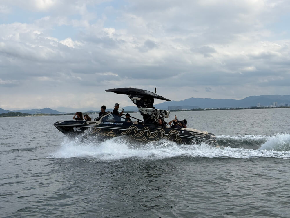湖上を走るCenturion Ri245 muta Edition
