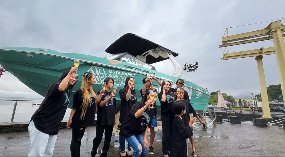 LEON × muta MARINE × Centurion Boats スペシャルコラボレーションモデルの前で乾杯のポーズをする人々