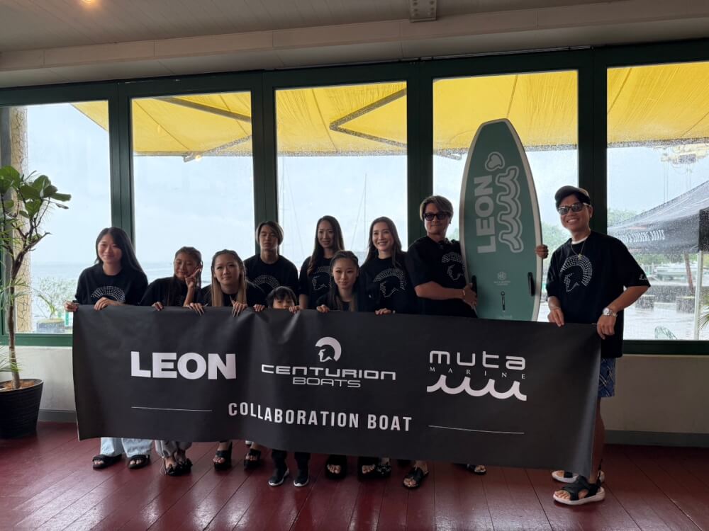 「LEOＮ」「MUTA」「Centurion boat」の横断幕をもって写真に映る人々