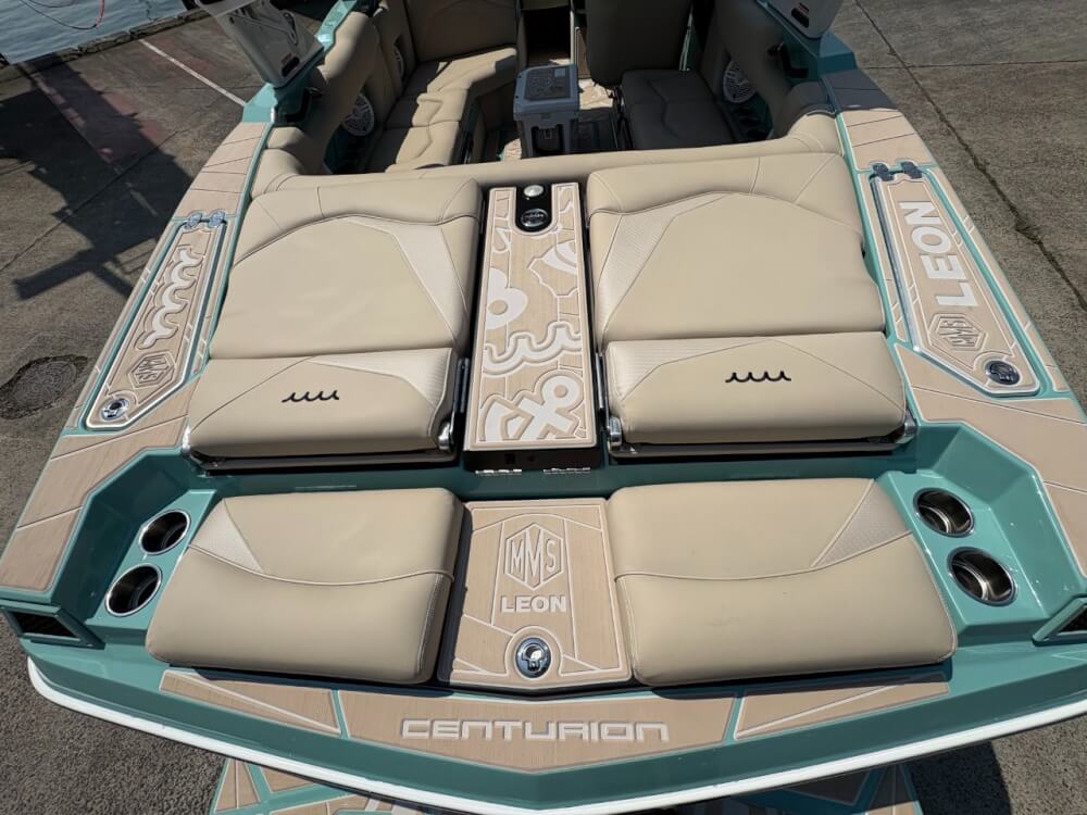 LEON × muta MARINE × Centurion Boats スペシャルコラボレーションモデル
内装