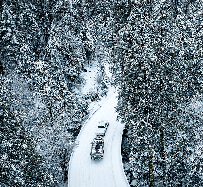 雪道を走るボートを牽引する車
