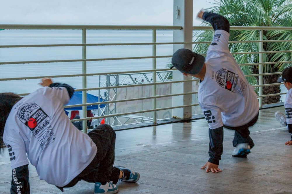 ダンススクール「Think」によるダンス