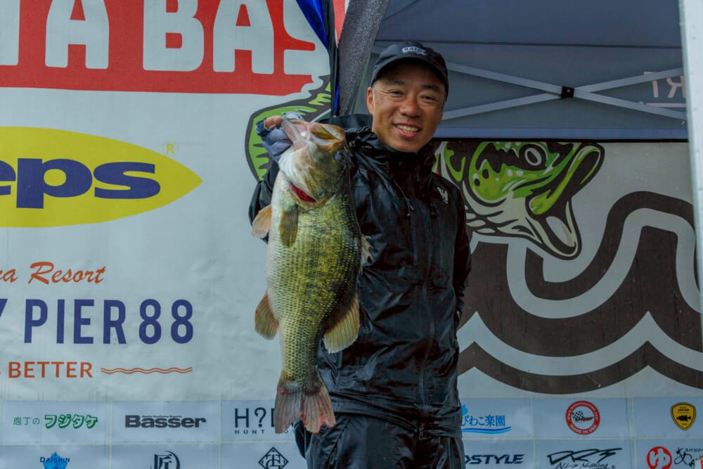 ブラックバスを片手に持つ近松卓二選手