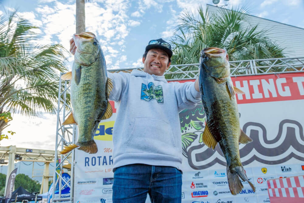 ブラックバスを両手に持つ花井淳平選手