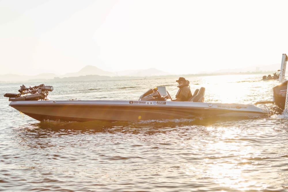 湖上に浮かぶバスボートに乗っている男性