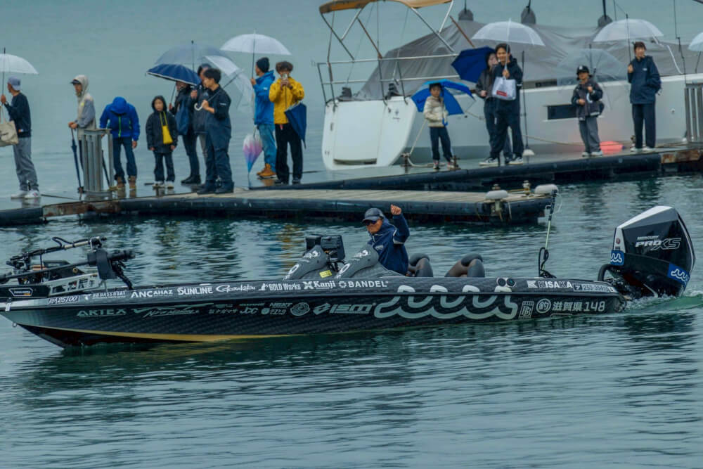 黒いバスボートに乗っている男性