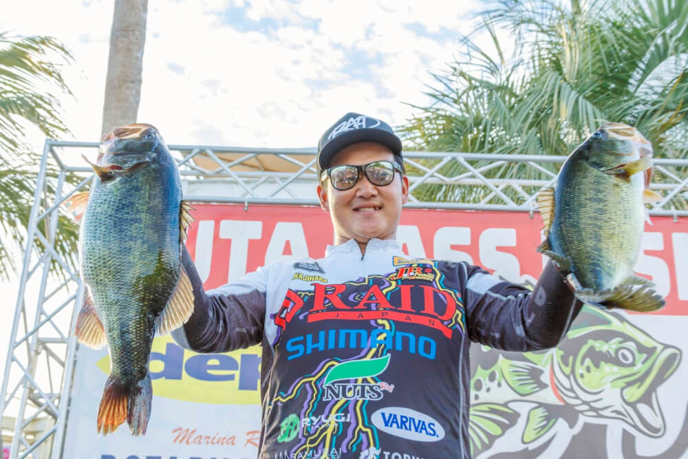 ブラックバスを両手に持つ梶原智寛選手