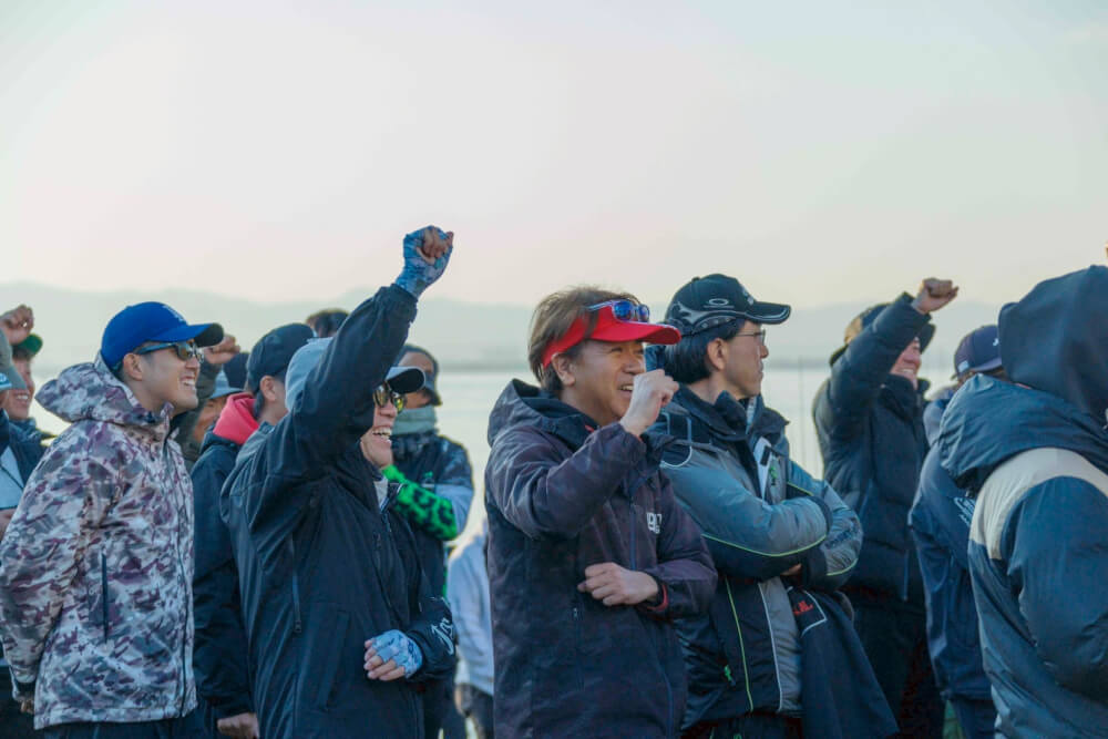 拳を掲げる男性たち