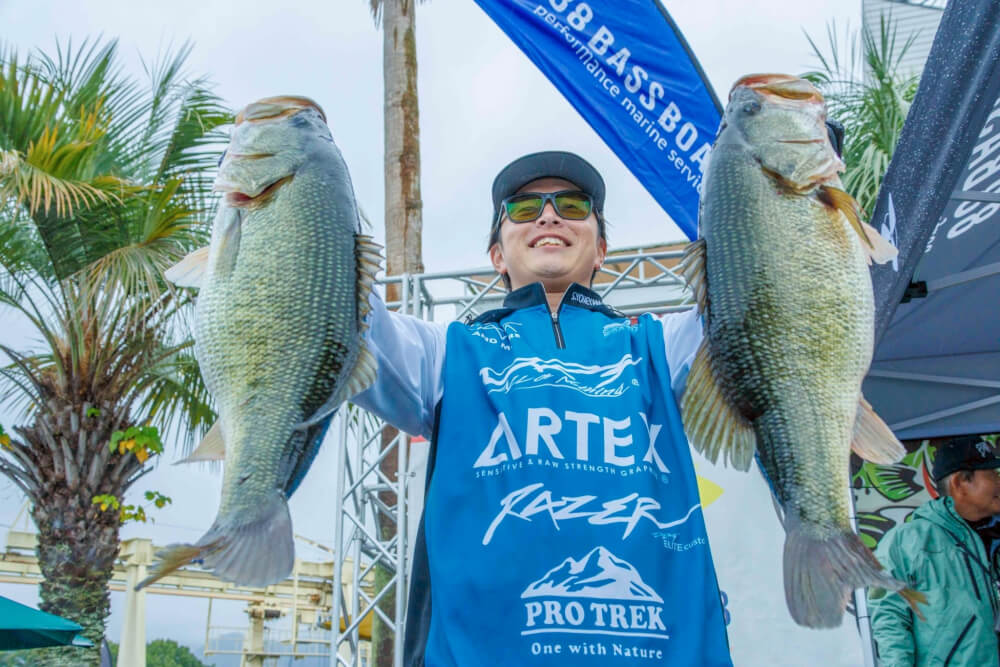 ブラックバスを両手に持つ米山悟選手