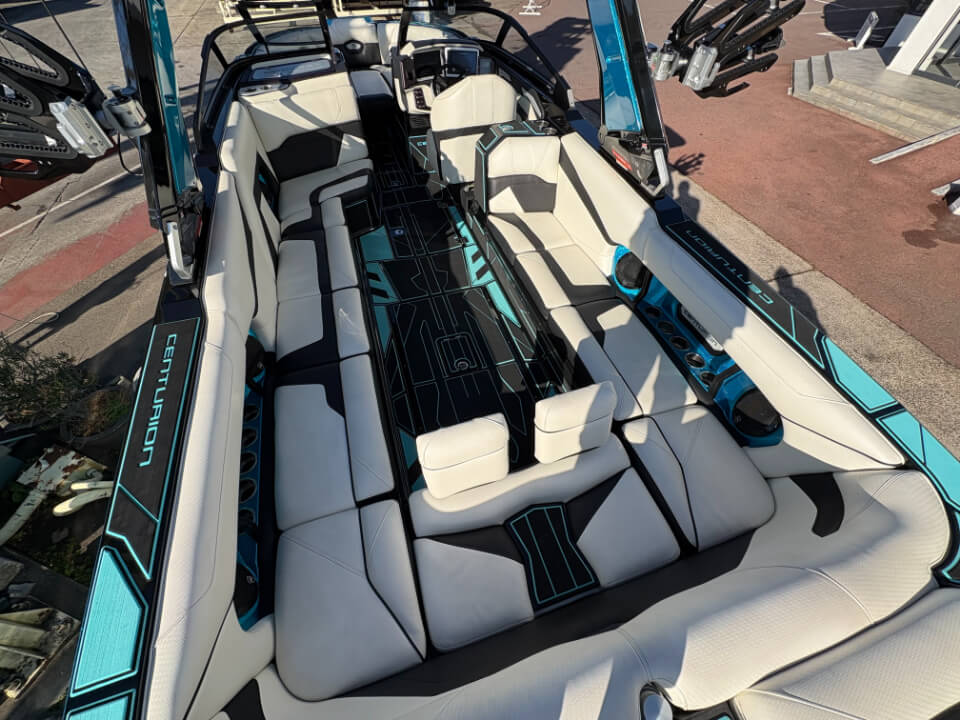 センチュリオンボート Ri265 2023年モデル メインフロアー