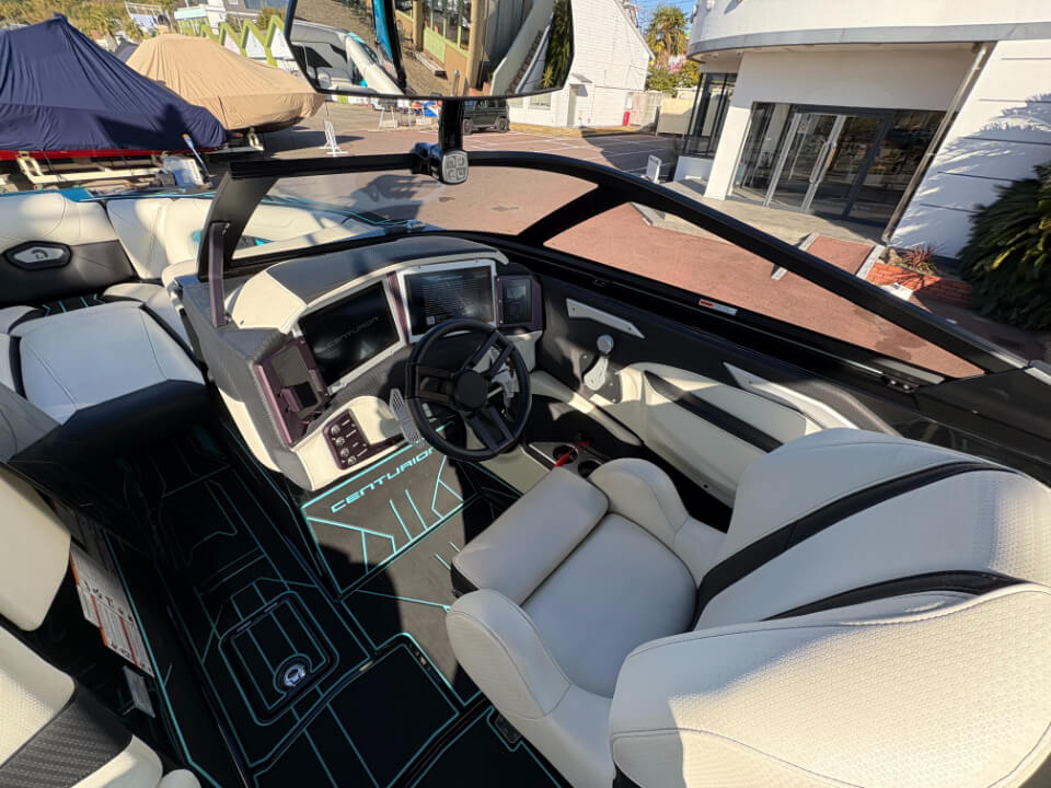 センチュリオンボート Ri265 2023年モデル コックピット