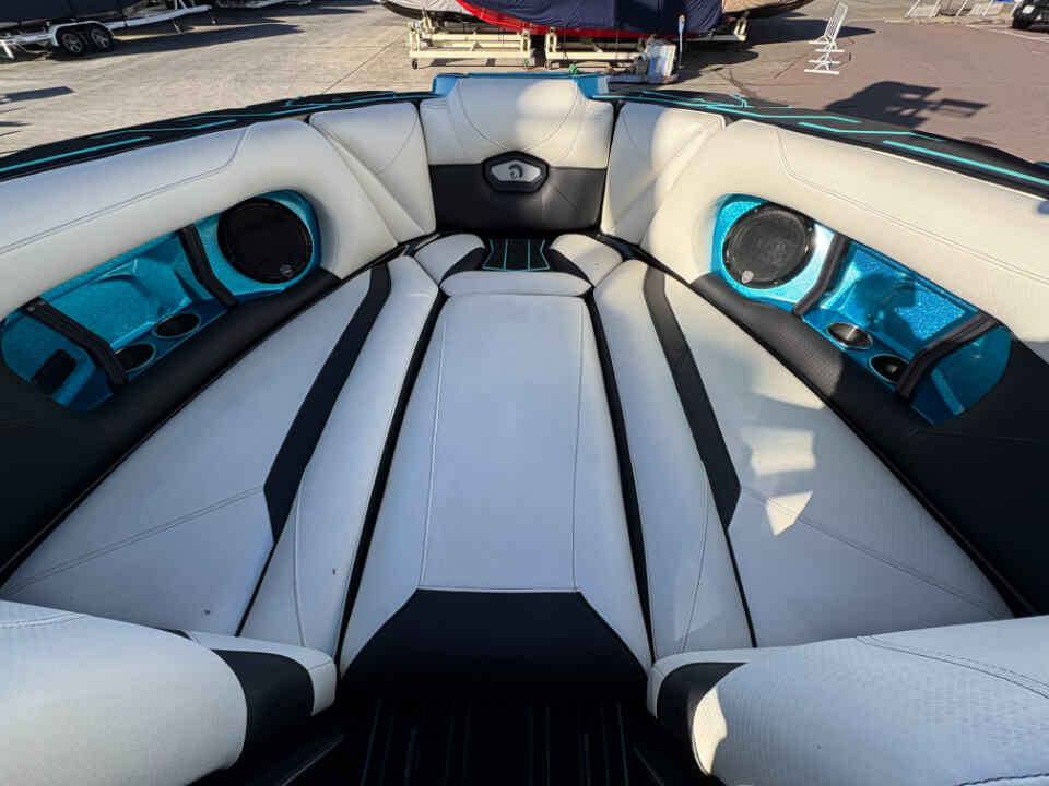 センチュリオンボート Ri265 2023年モデル バウ写真