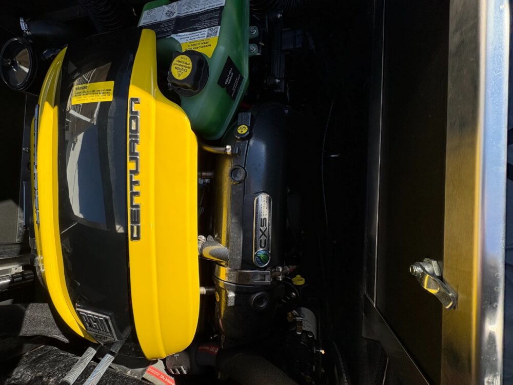 センチュリオンボート Ri265 2023年モデル エンジン写真