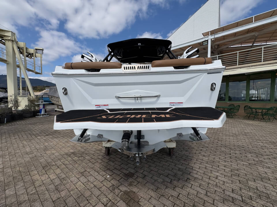 シュプリーム　ZS212　2022年モデル　後ろ側