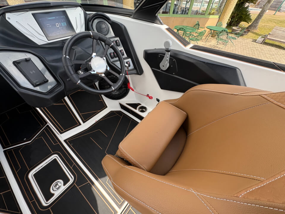 シュプリーム　ZS212　2022年モデル　コックピット