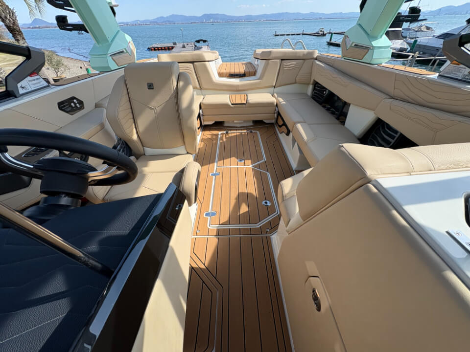 ノーティックボート G23　2026年モデル　メインフロアー