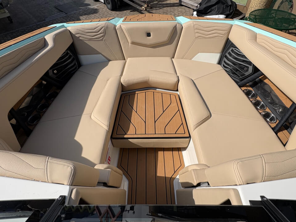 ノーティックボート G23　2026年モデル　バウ写真