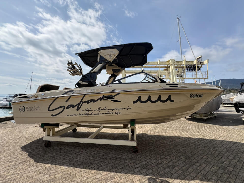 センチュリオン　Ri245　ムータデザイン　2026年モデル　右舷全形写真