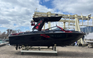 センチュリオン　Ri230　2024年モデル　右舷全形写真