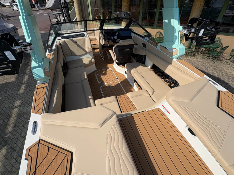 ノーティックボート G23　2026年モデル　メインフロアー