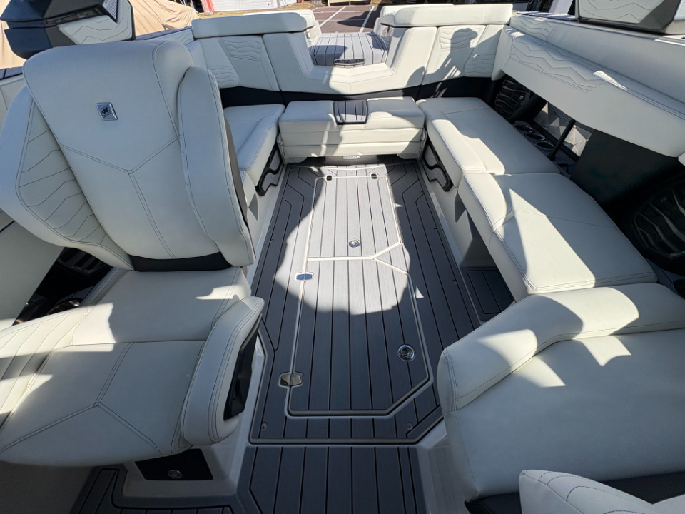 ノーティックボート G23 2026年モデル メインフロアー